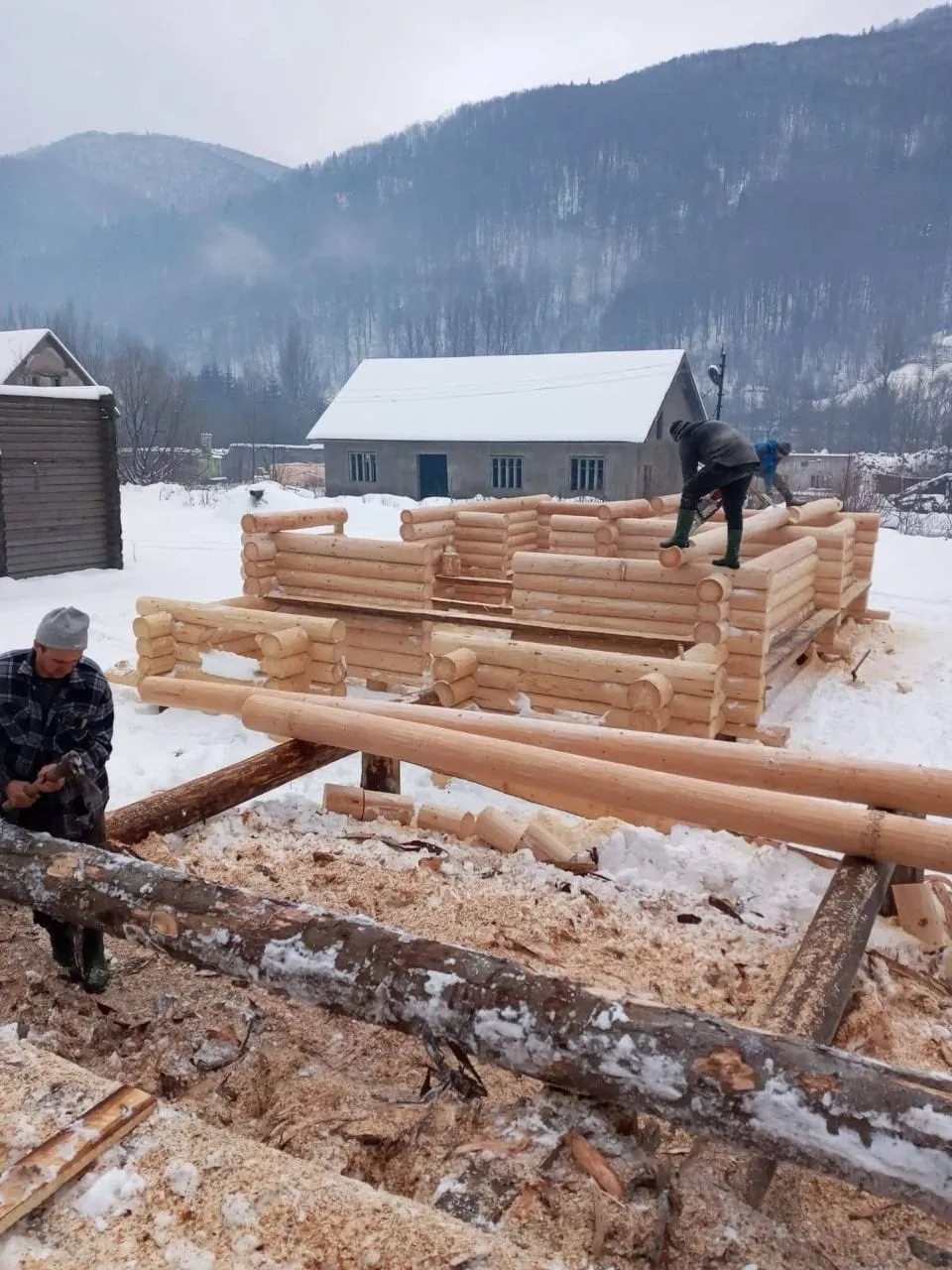 Case din lemn la cheie — din lemn rotund și bușteni